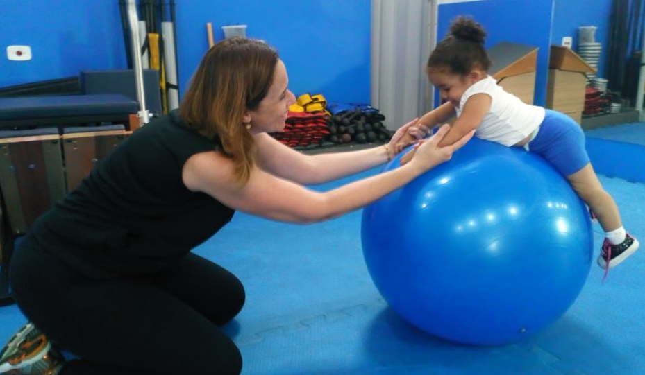 O bebê e a bola de pilates - Doce Quotidiano